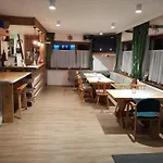 Tattoo Mit Restaurant Und Tattoo-studio בית הארחה