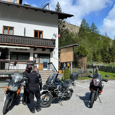 Tattoo Mit Restaurant Und Tattoo-studio Guest house