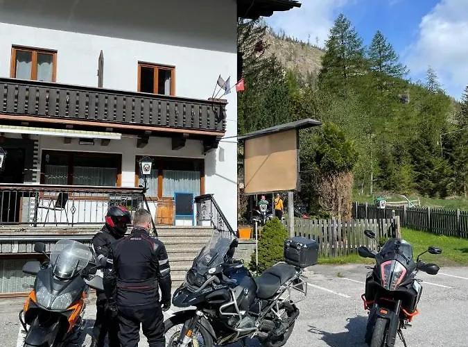 Tattoo Mit Restaurant Und Tattoo-studio בית הארחה